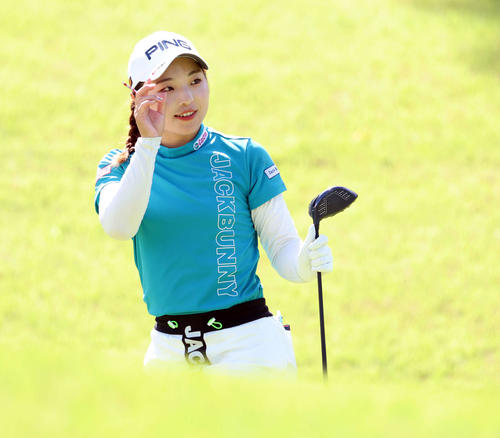 2番、ティーショットを放つ佐久間（撮影・浅見桂子）