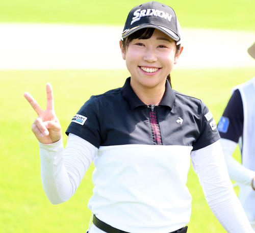 1番、バーディーを決めVサインする菅沼奈々（撮影・浅見桂子）