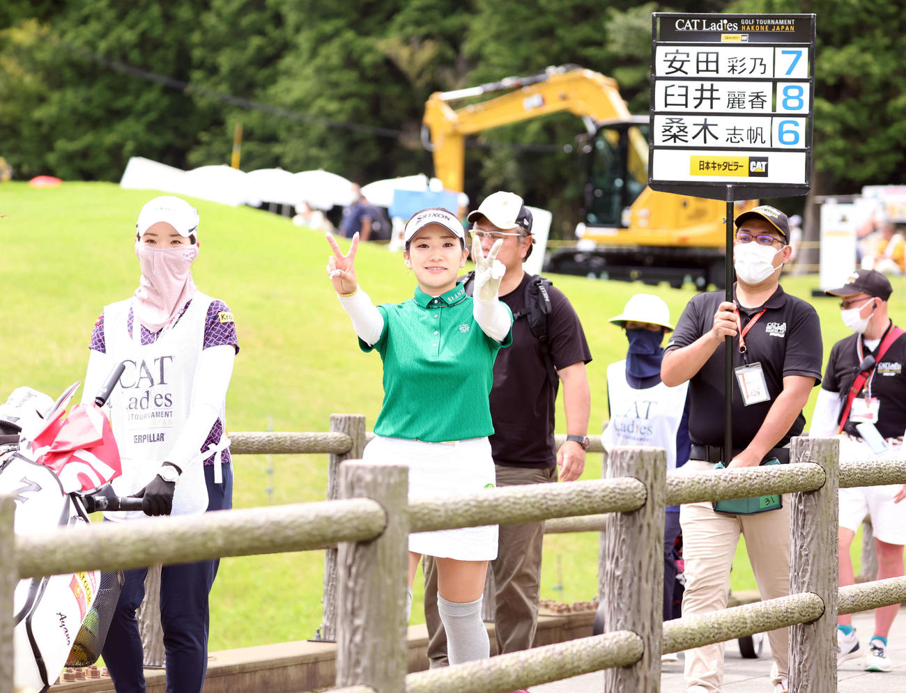 18番ティーを放ち、ダブルピースしながら橋を渡る安田彩（撮影・浅見桂子）