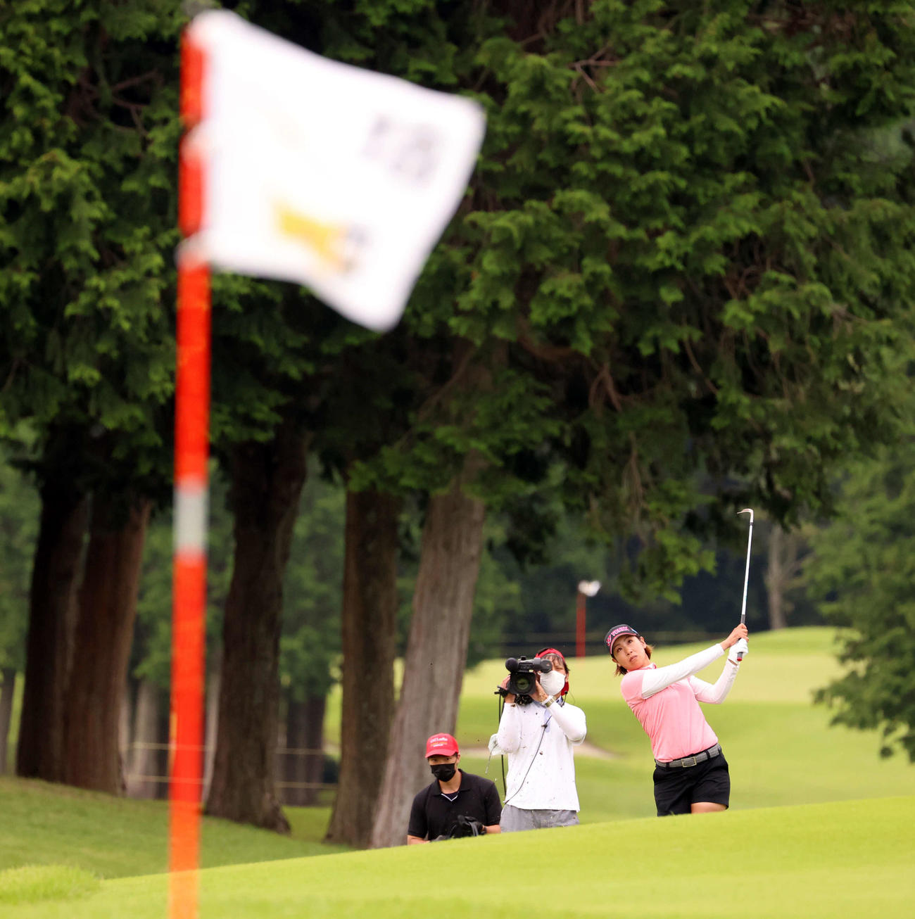 18番、フラッグに向かってショットを放つ若林（撮影・浅見桂子）
