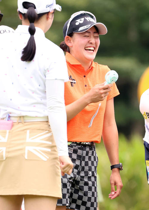 12番、ティーショットを待つ間、大笑いする岩井千（撮影・浅見桂子）