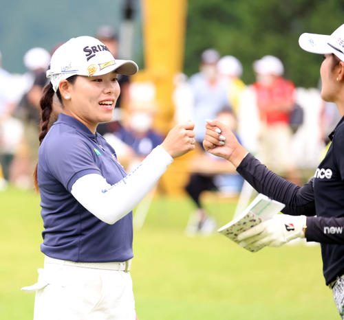 18番を終えて、稲見（右）とグータッチする勝（撮影・浅見桂子）