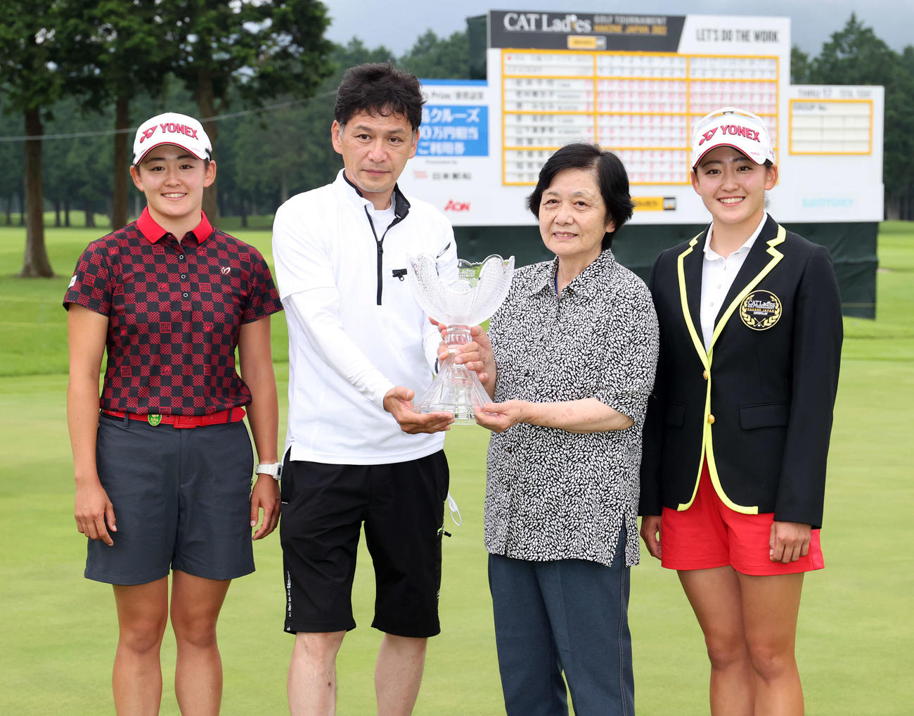 優勝した岩井千（右）は、姉の明愛（左）と共に、応援に駆けつけた伯父の本吉秀司さん、祖母の本吉愛子さんと笑顔で記念撮影（撮影・浅見桂子）