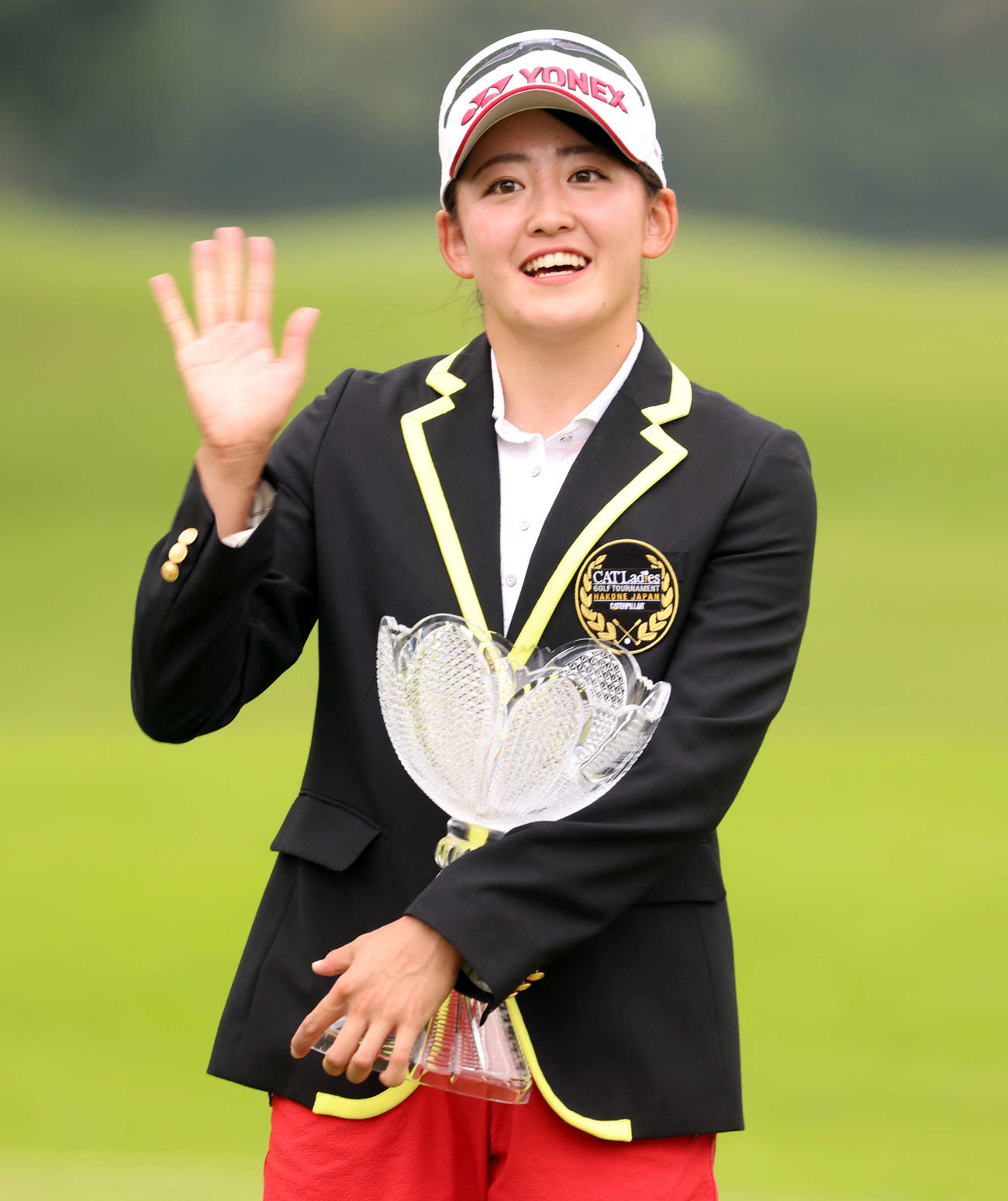 2週連続の優勝を決めた岩井千は、優勝杯を手にギャラリーに笑顔で手を振る（撮影・浅見桂子）