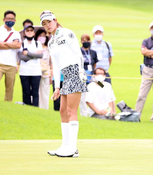 3番、パットを放つ原（撮影・浅見桂子）