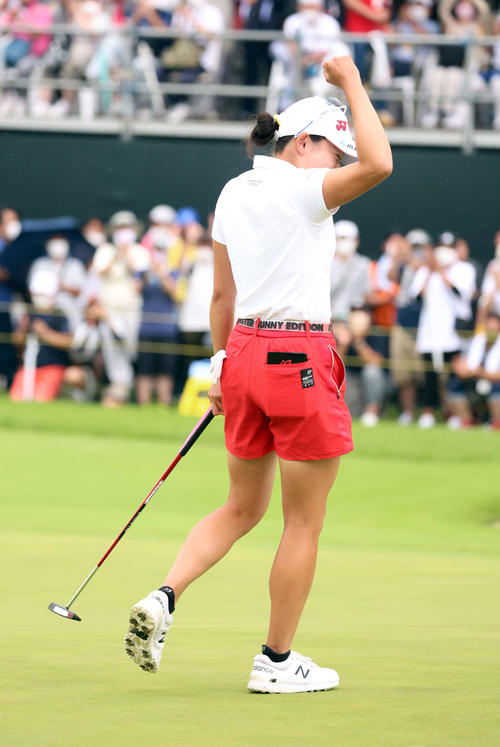 18番、パーセーブで2週連続の優勝を決めた岩井千はガッツポーズ（撮影・浅見桂子）