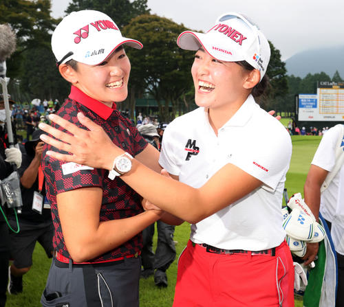 2週連続の優勝を決めた岩井千（右）は、18番グリーンで見守った姉の明愛と笑顔で抱き合う（撮影・浅見桂子）