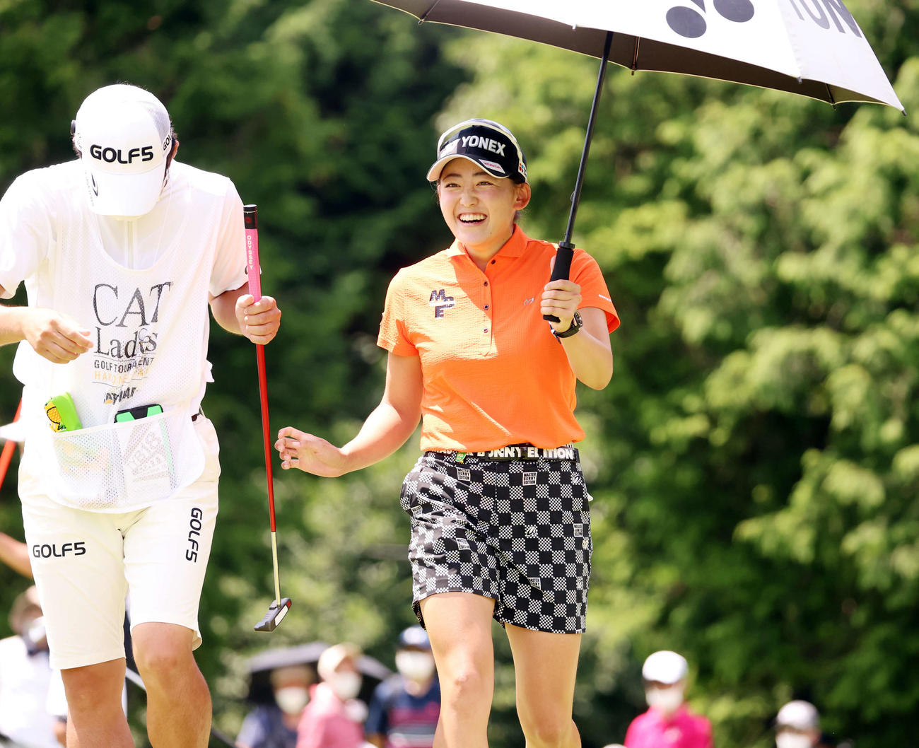 8番、パーセーブして笑顔の岩井千（撮影・浅見桂子）