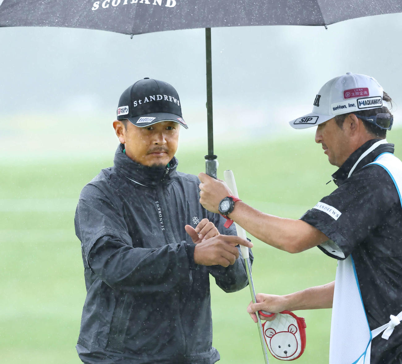 18番、バーディーパットを決めて単独首位でホールアウトした岩田（撮影・丹羽敏通）