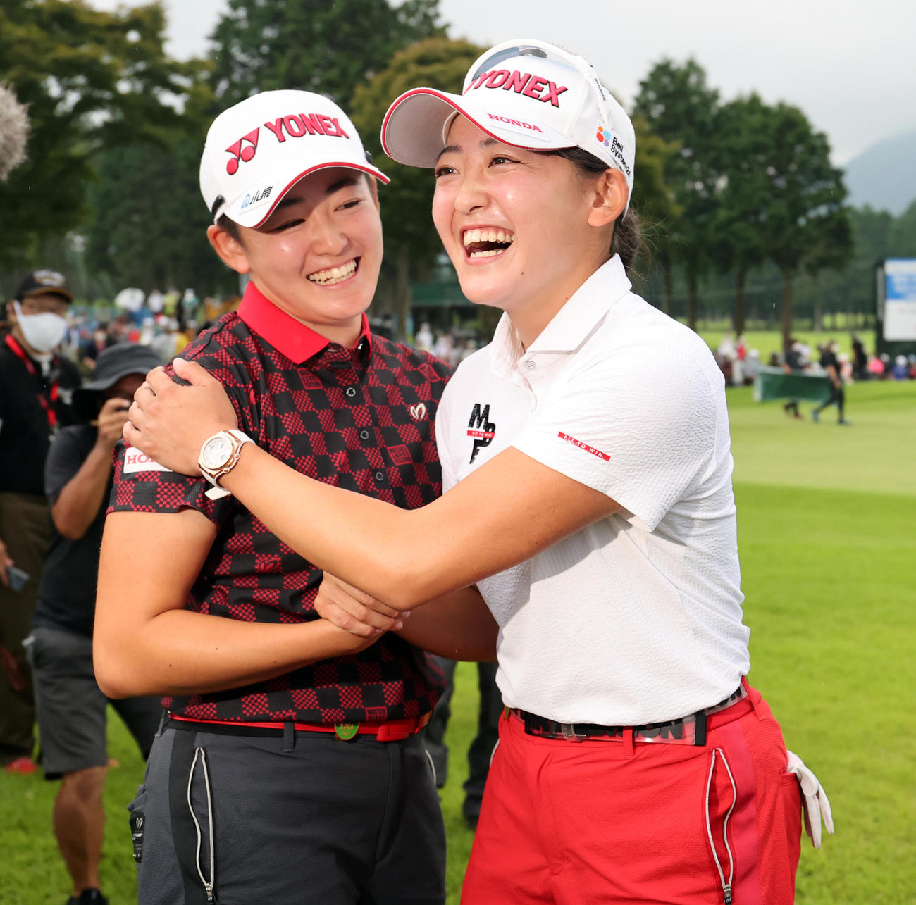 2週連続の優勝を決めた岩井千（右）は、18番グリーンで見守った姉の明愛と笑顔で抱き合う（撮影・浅見桂子）