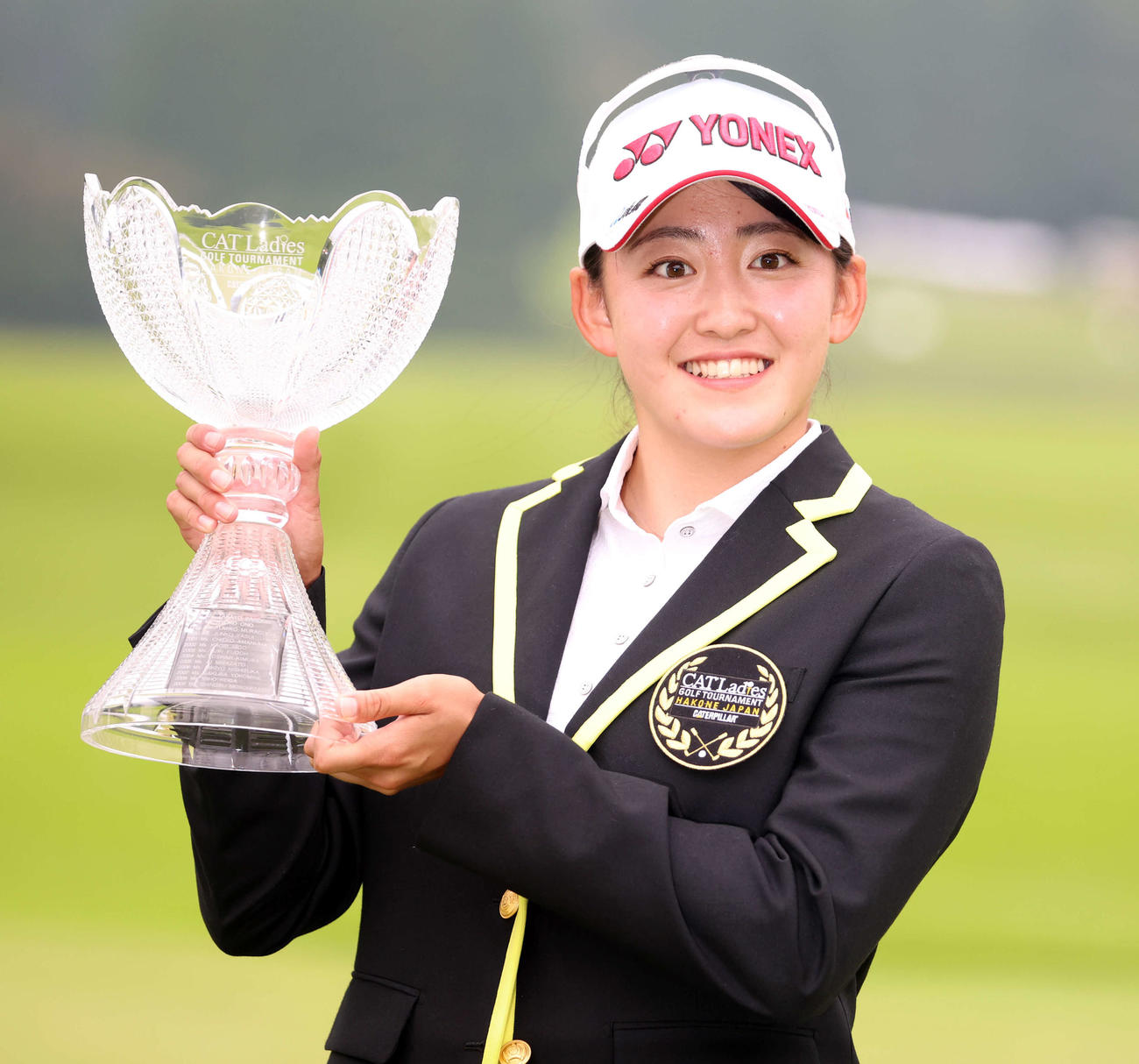 2週連続の優勝を決めた岩井千は、優勝杯を手に笑顔（撮影・浅見桂子）