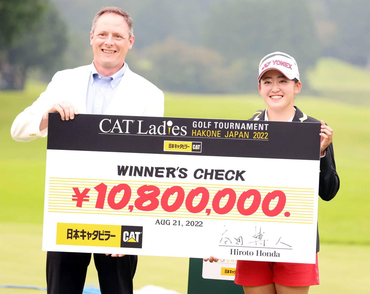 2週連続優勝の岩井千（右）は賞金ボードを手に笑顔（撮影・浅見桂子）
