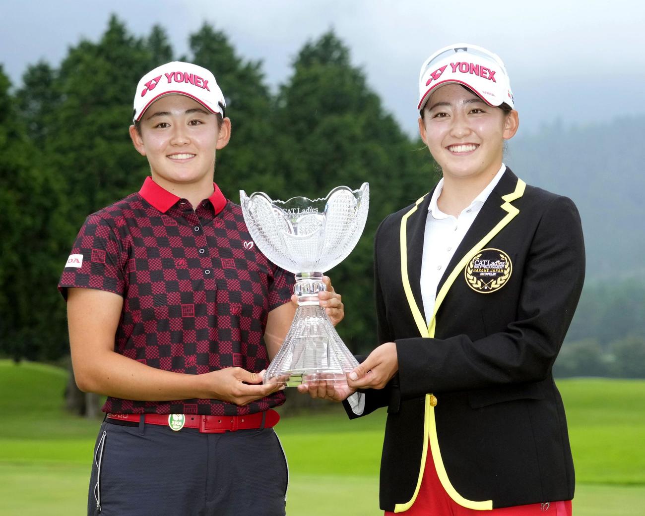 2週連続優勝を果たし、双子の姉、明愛（左）と記念撮影する岩井千怜（共同）