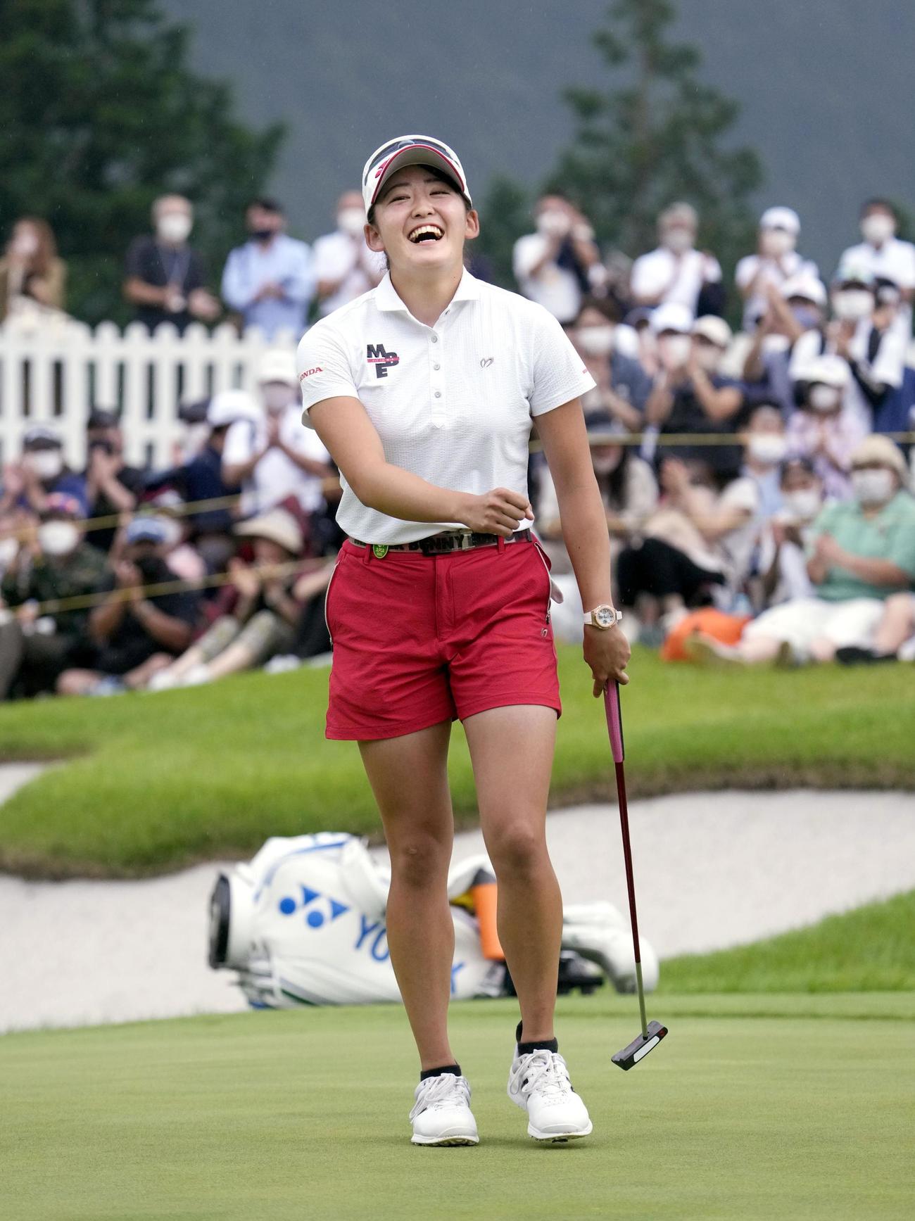 最終日、優勝を決め喜ぶ岩井千怜（共同）
