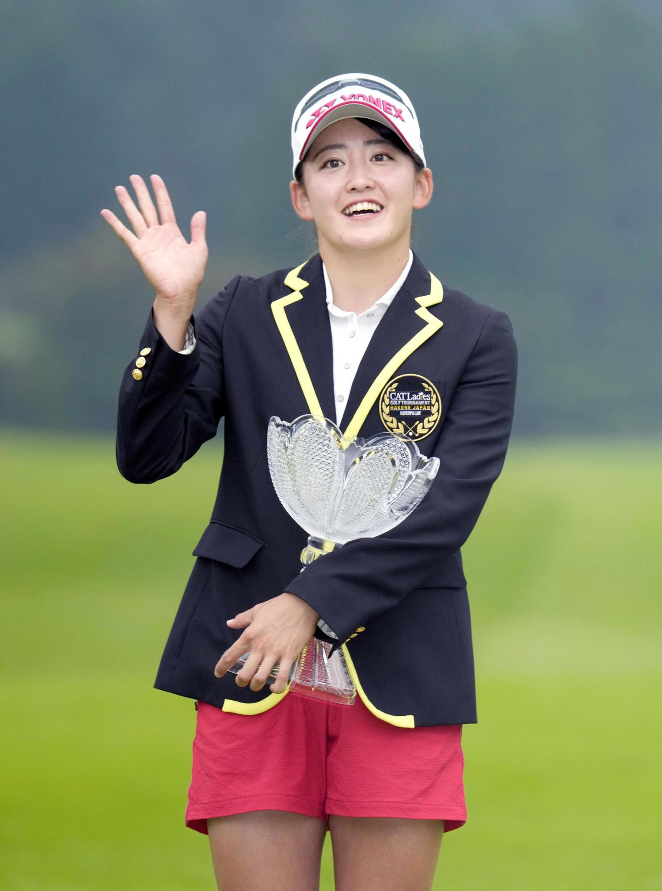 通算13アンダーで2週連続優勝を果たした岩井千怜（共同）