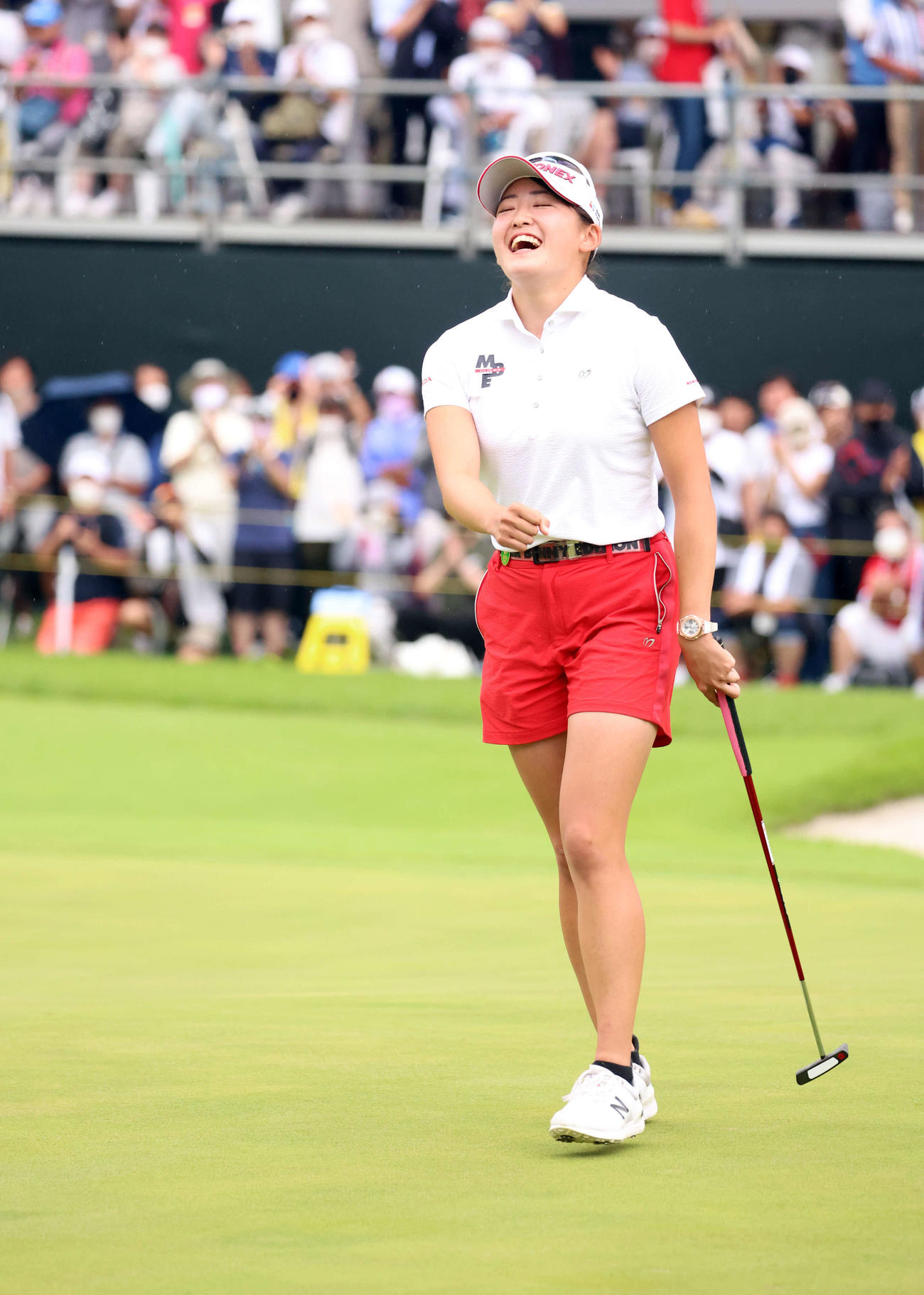 18番、パーセーブで2週連続の優勝を決めた岩井千は、感極まった表情で天を仰ぐ（撮影・浅見桂子）