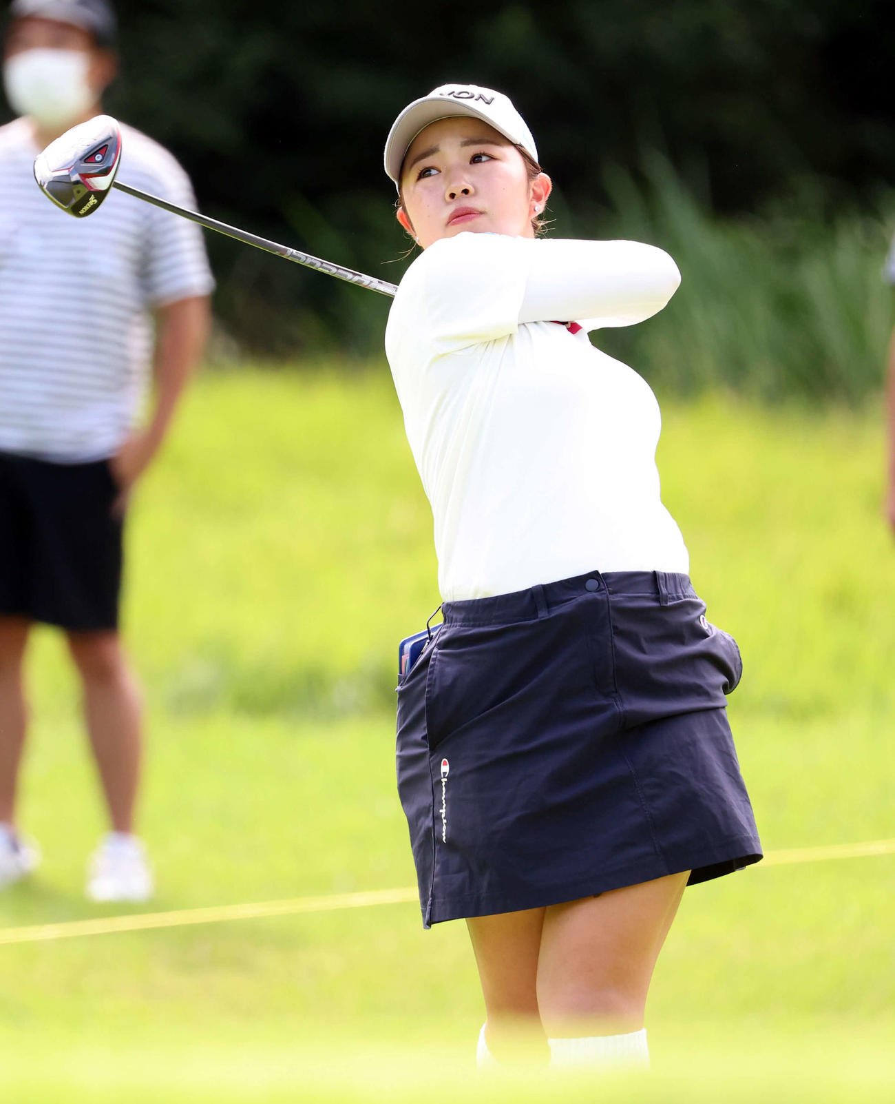 4番、ティーショットを放つ山下（撮影・浅見桂子）