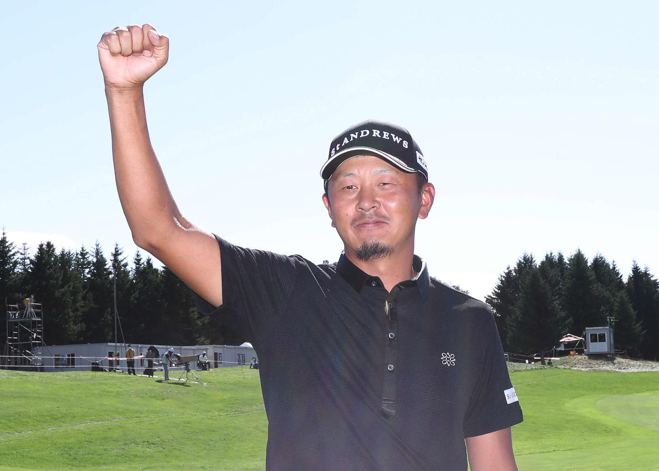 優勝インタビューを終えて、はにかみながらガッツポーズを決める岩田（撮影・丹羽敏通）