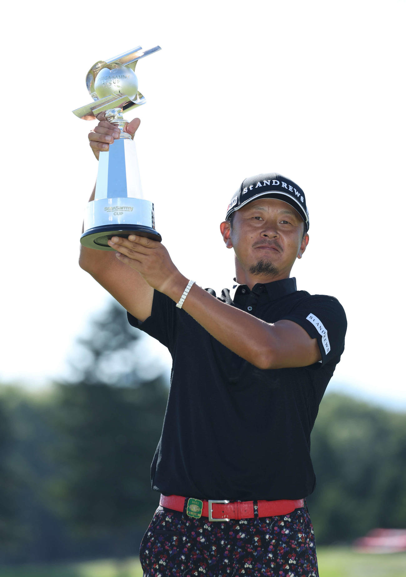 2度目の優勝を果たし、トロフィーを掲げる岩田（撮影・丹羽敏通）