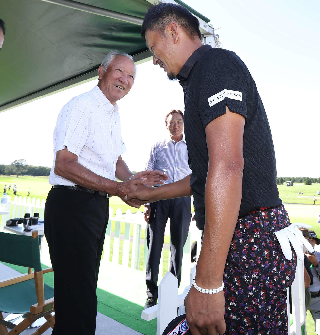 青木JGTO会長（左）の祝福を受ける岩田（撮影・丹羽敏通）
