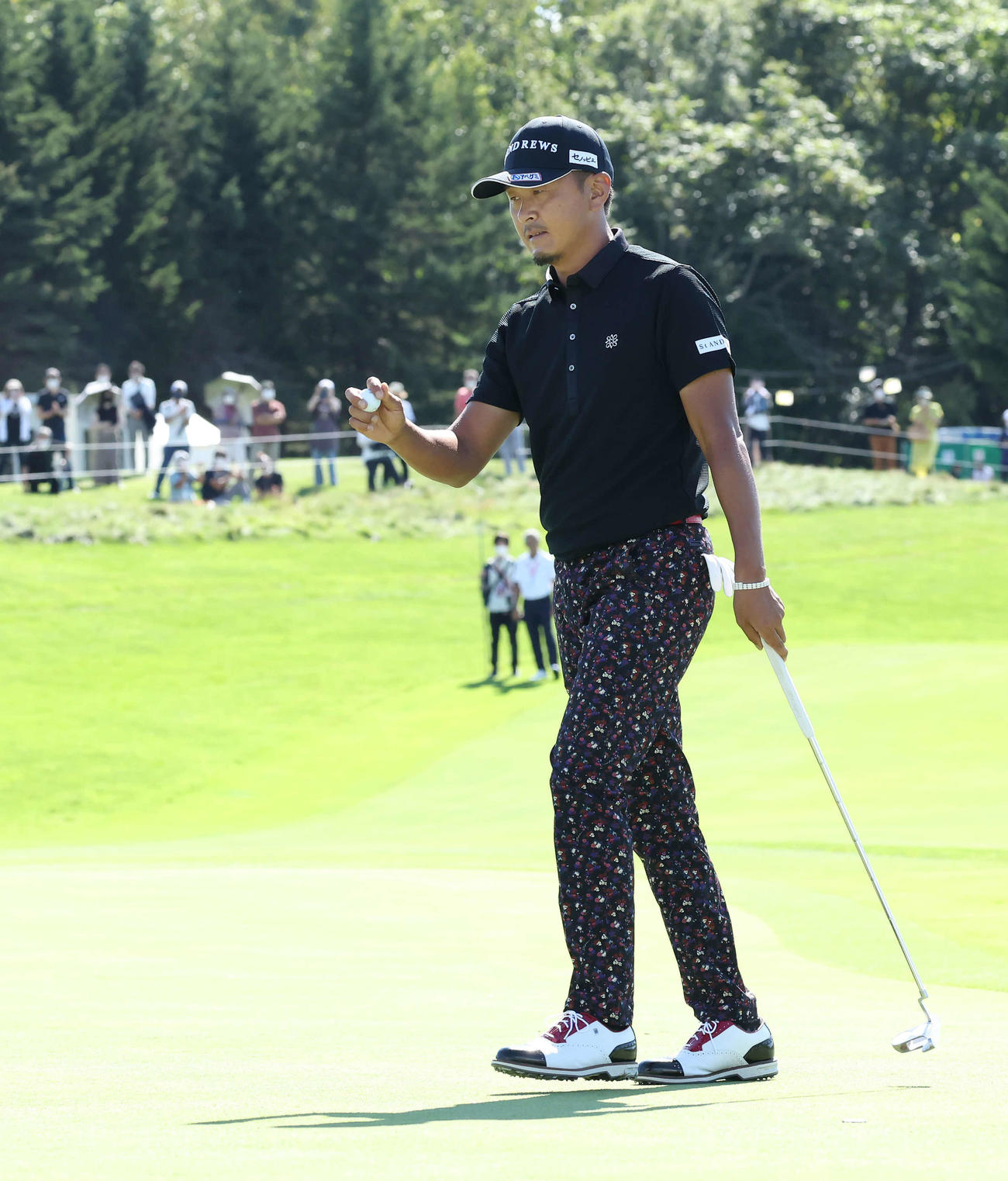 18番、ウイニングパットを沈めて優勝を決めた岩田（撮影・丹羽敏通）
