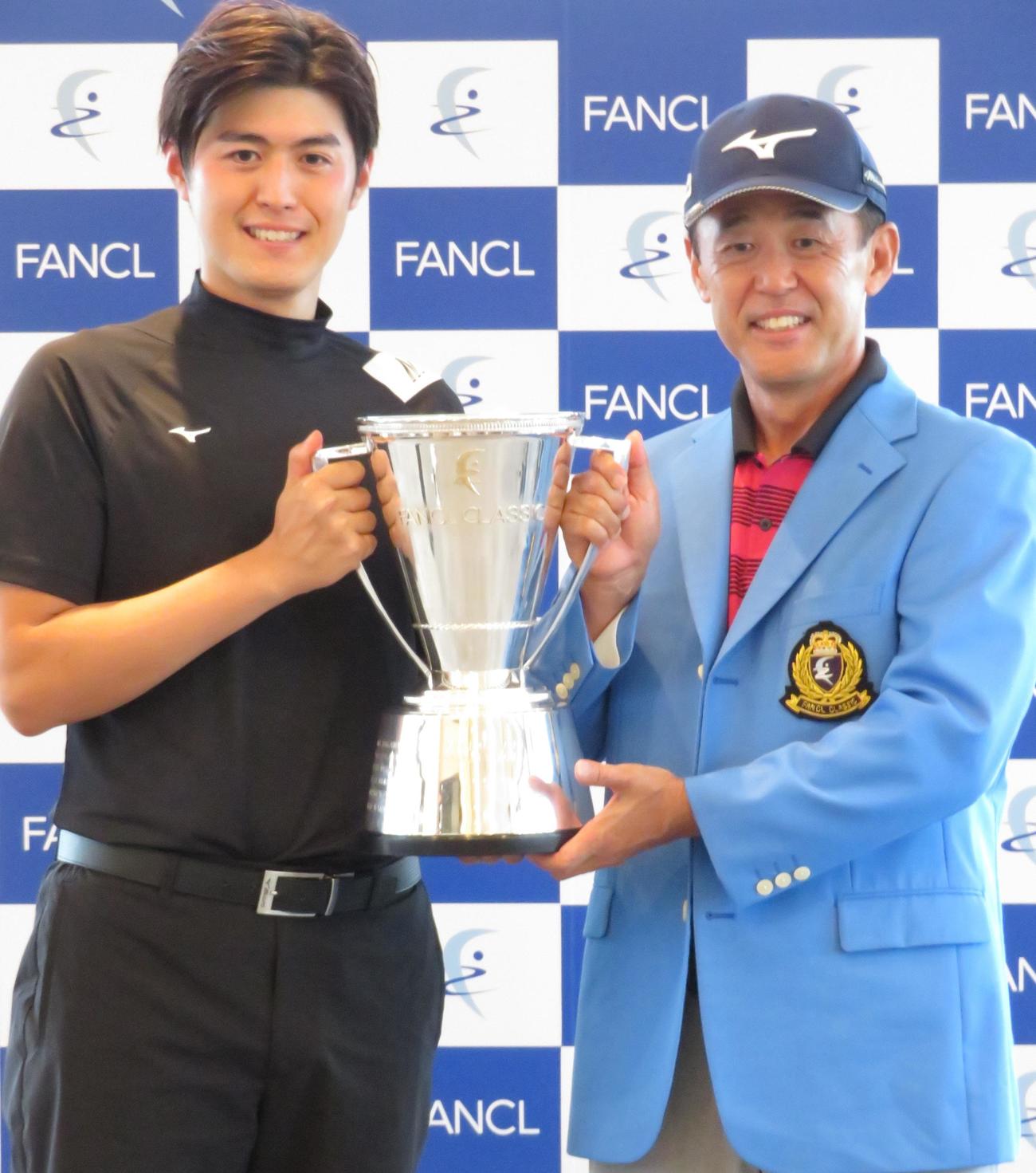 優勝した鈴木亨（右）は応援に駆けつけた長男貴之さんと優勝トロフィーを手にする（撮影・峯岸佑樹）