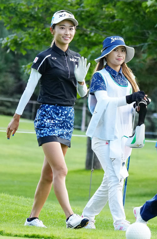 プロアマ戦に臨む安田祐香（左）。右はキャディーを務める姉の美祐（撮影・江口和貴）