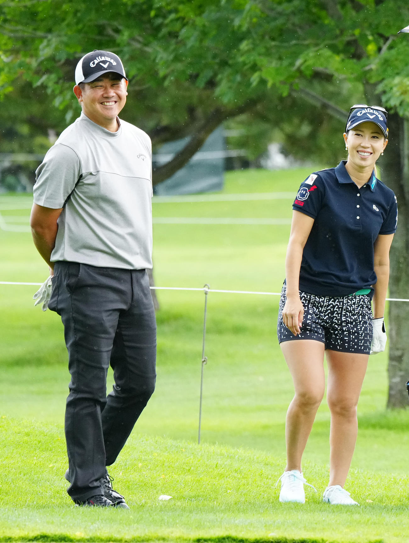 プロアマ戦で笑顔を見せる上田桃子（右）と松坂氏（撮影・江口和貴）