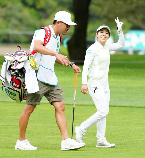 プロアマ戦に臨む田中瑞希（右）（撮影・江口和貴）
