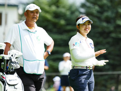 プロアマ戦に臨む山下美夢有（右）（撮影・江口和貴）