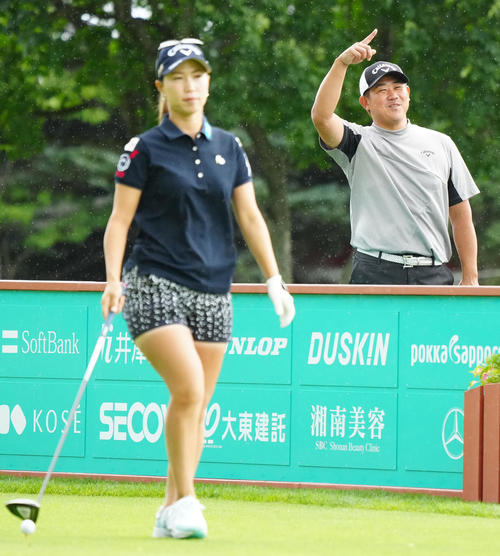 プロアマ戦に臨む松坂氏。手前は上田桃子（撮影・江口和貴）