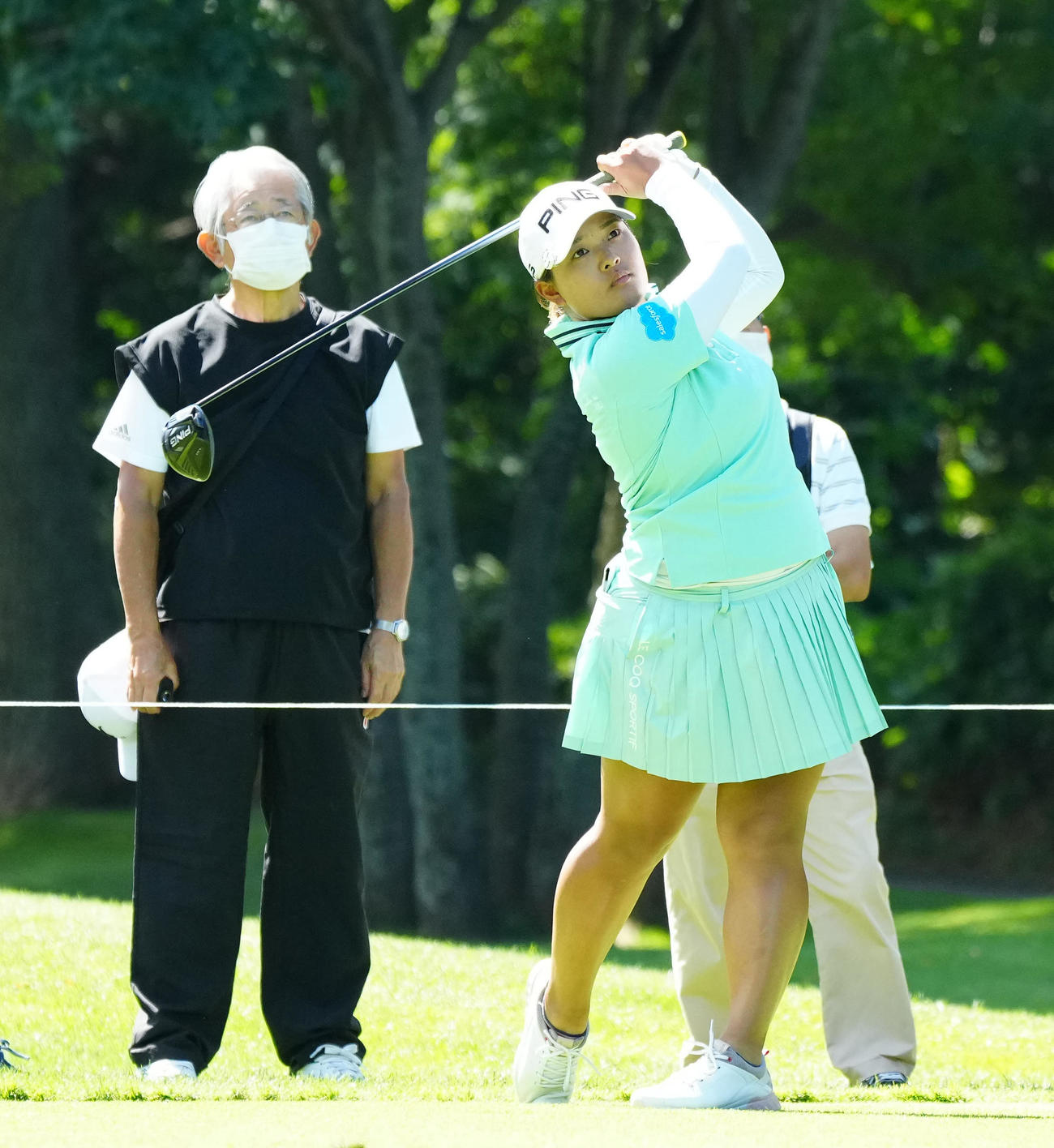 2番、ティーショットを放つ鈴木（撮影・江口和貴）