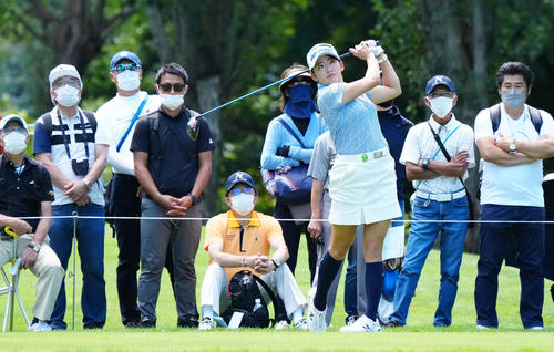 2番、ティーショットを放つ岩井千（撮影・江口和貴）