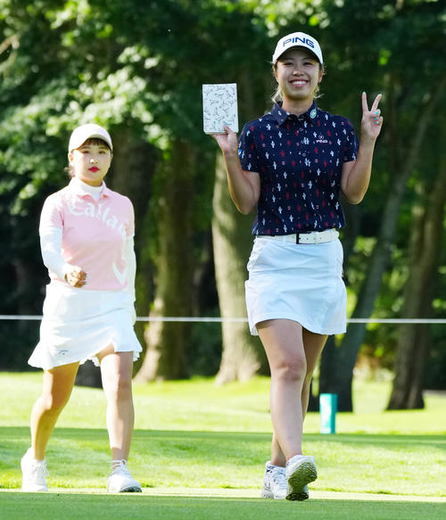 2番でピースサインの上野。左はリ・ハナ（撮影・江口和貴）