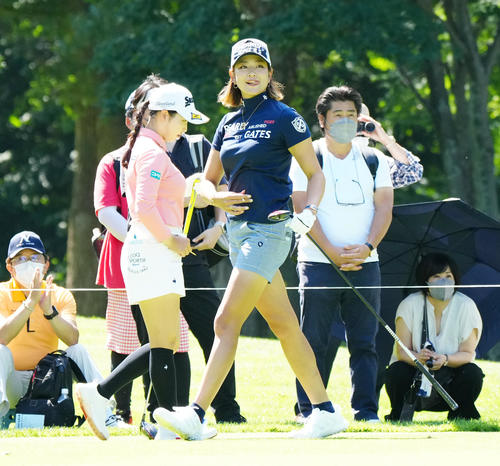 2番、ティーショットを放ち、舌を出す原（手前右）。同左は小祝（撮影・江口和貴）