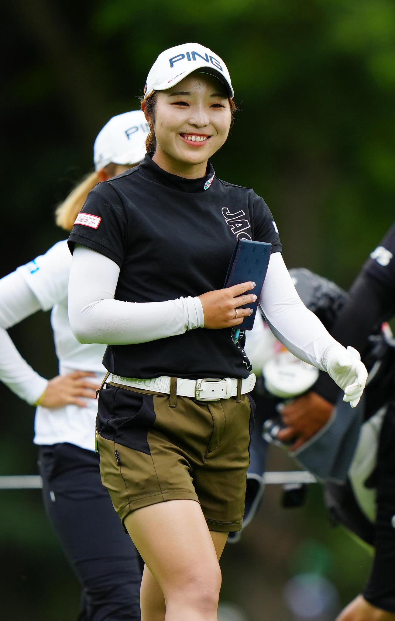 3番、笑顔を見せる佐久間朱（撮影・江口和貴）