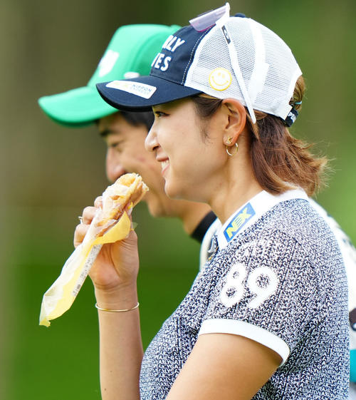 11番、パンを食べる原（撮影・江口和貴）