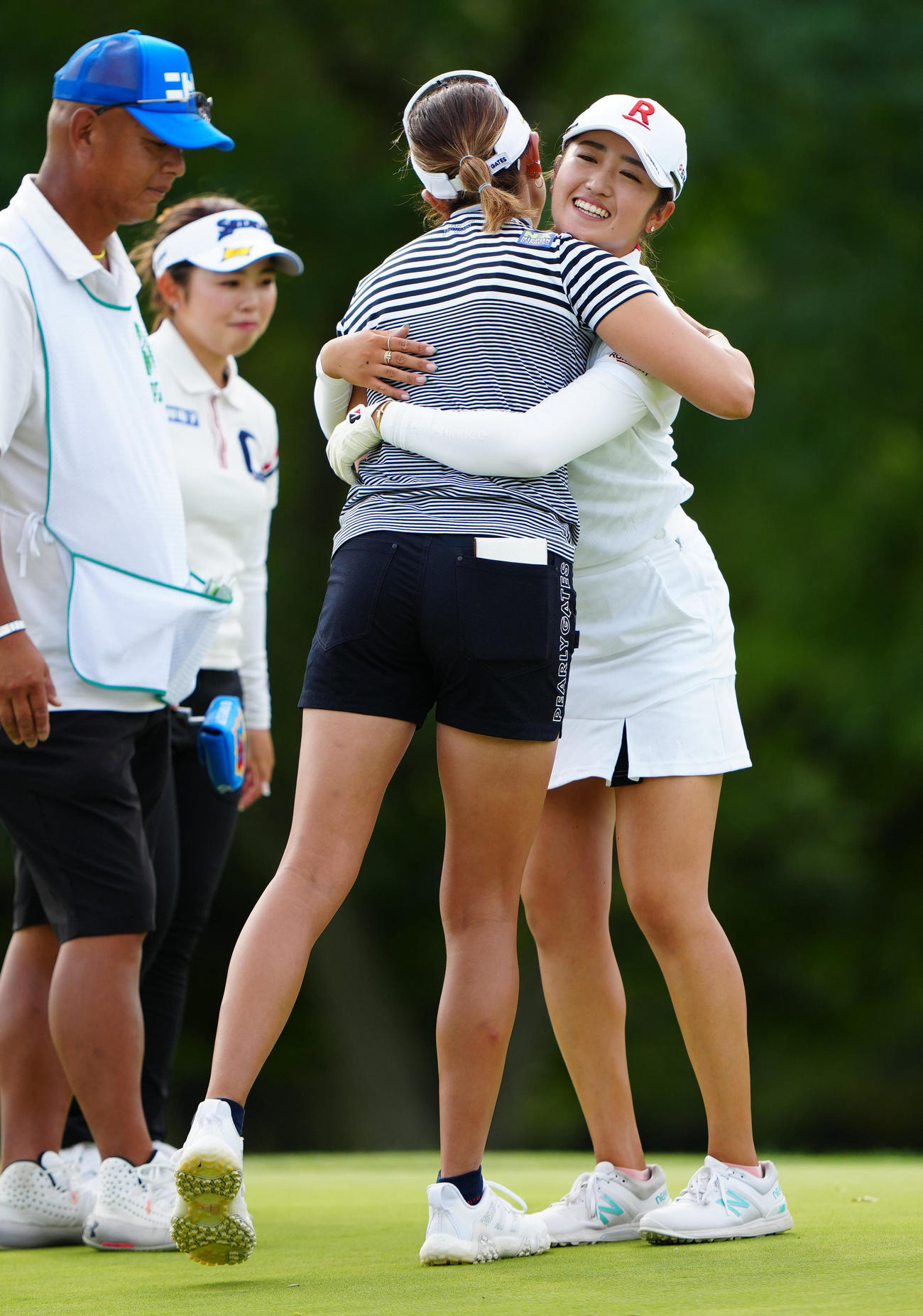 18番、優勝を決め、原（中央）と抱き合う稲見（撮影・江口和貴）