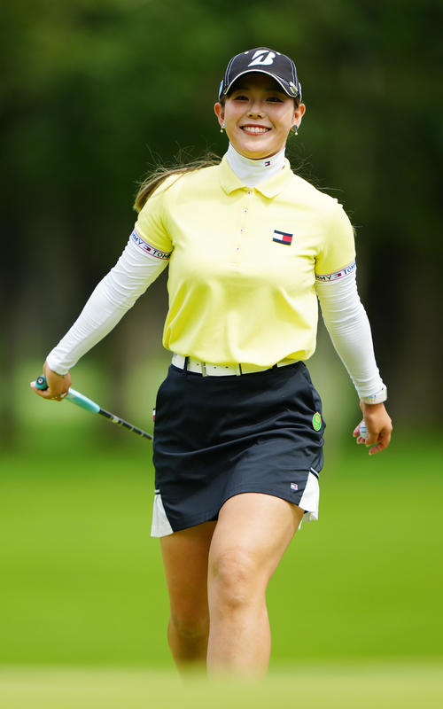 6番、バーディーパットを沈め、笑顔を見せる吉田（撮影・江口和貴）