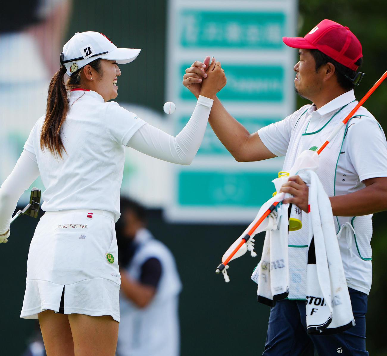 優勝を決め、黒宮キャディー（右）と握手を交わす稲見（撮影・江口和貴）
