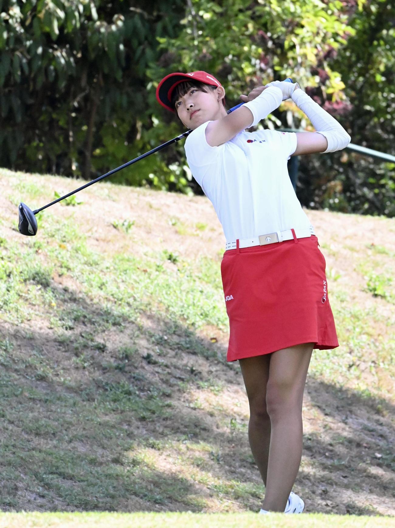最終ラウンドでプレーする馬場咲希（共同）