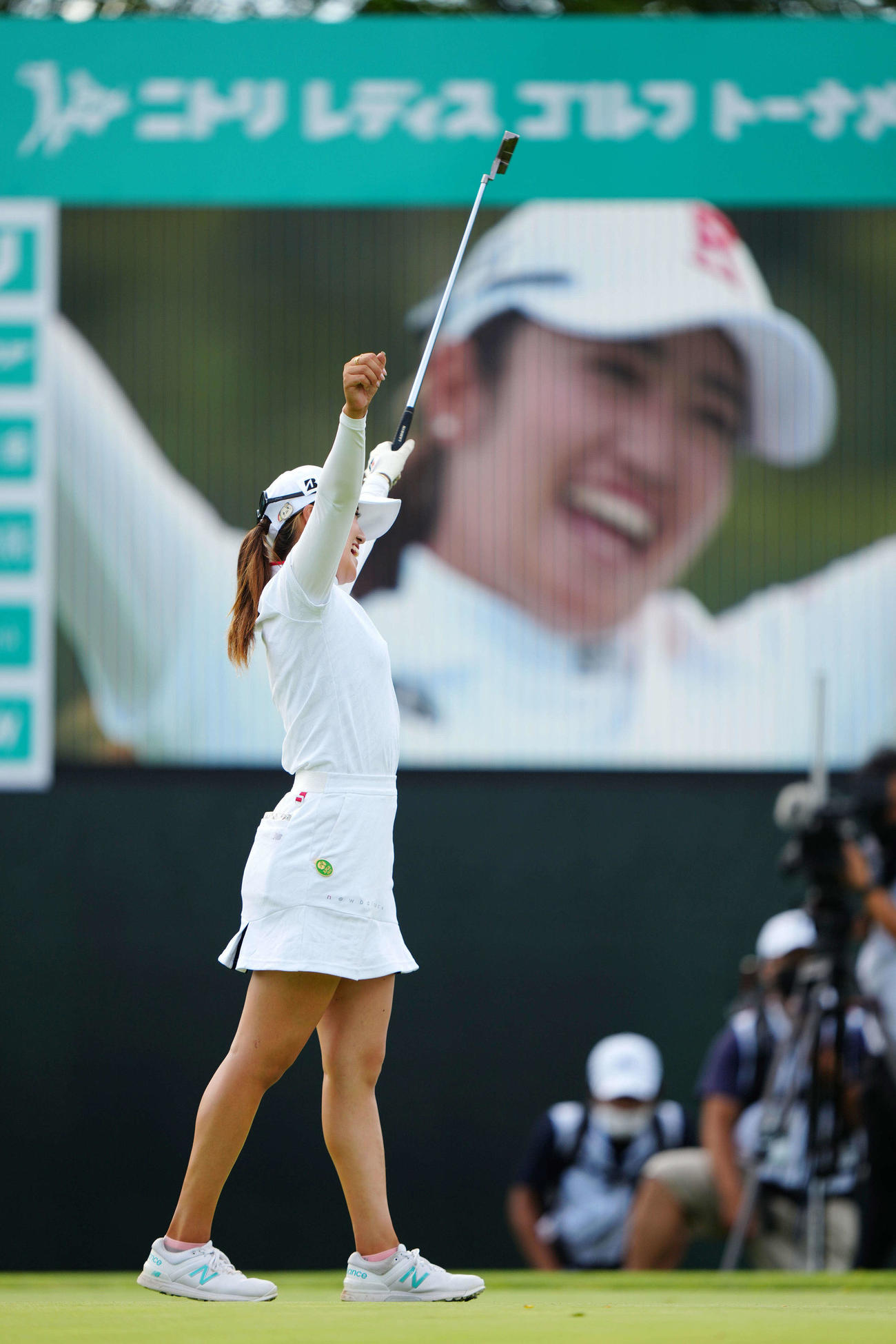 18番、優勝を決め、ガッツポーズを見せる稲見（撮影・江口和貴）