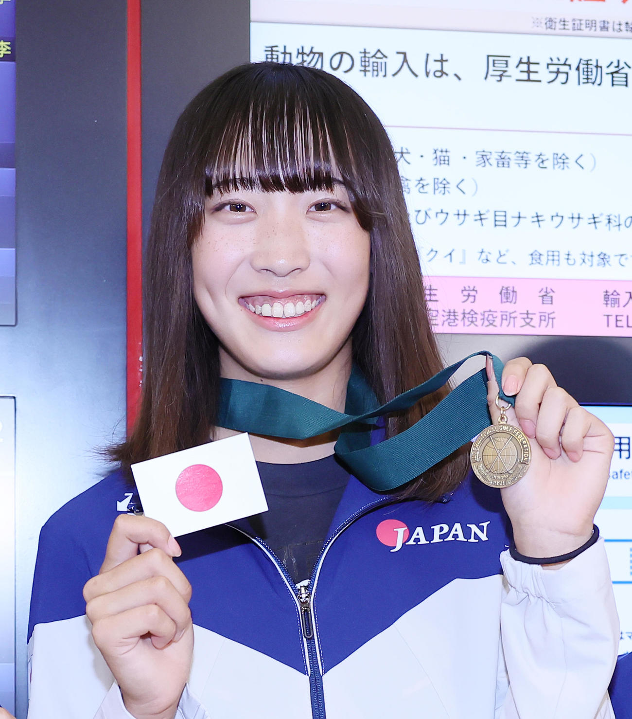 世界女子アマゴルフチーム選手権を3位、個人戦を4位で終え、帰国し笑顔を見せる馬場（撮影・足立雅史）