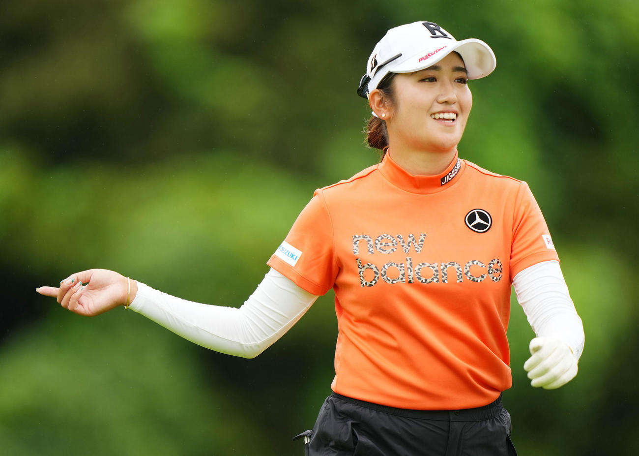 5番、笑顔を見せる稲見（撮影・横山健太）