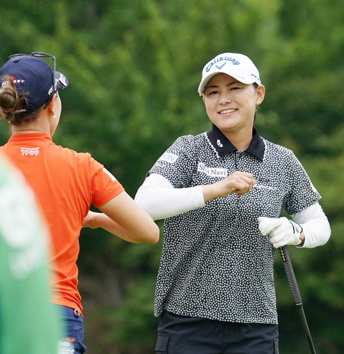 18番を終え上田（左）とエルボータッチを交わす横峯（撮影・横山健太）
