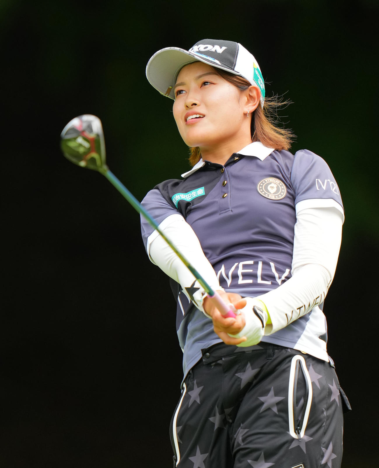 5番、ティーショットを放つ小倉（撮影・横山健太）