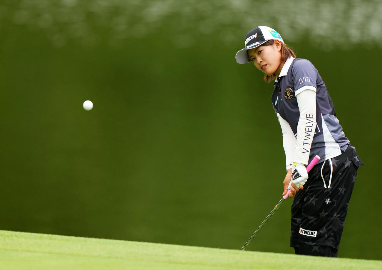 5番、ショットを放つ小倉（撮影・横山健太）