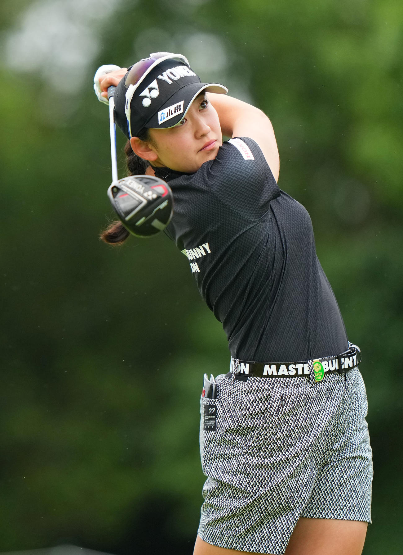 18番、ティーショットを放つ岩井千（撮影・横山健太）