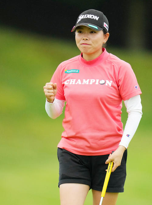 18番、バーディーパットを決めガッツポーズする勝（撮影・横山健太）