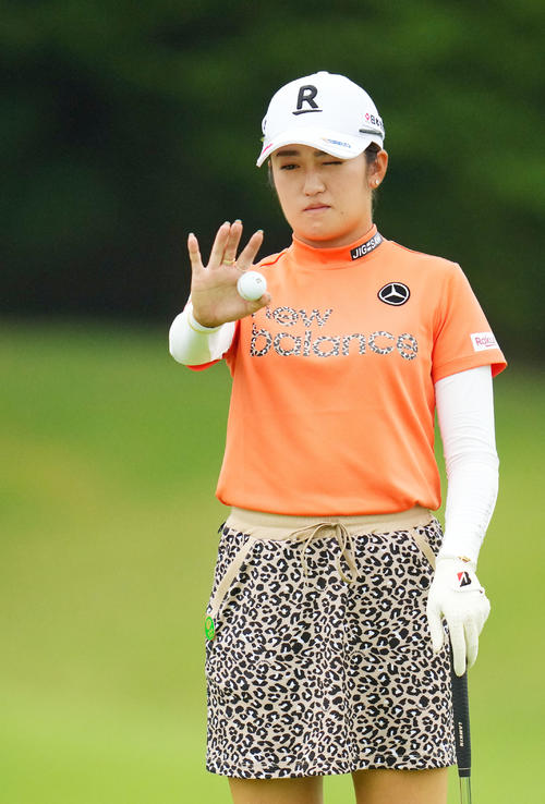 18番、ラインを確認する稲見（撮影・横山健太）